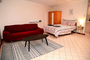 Spacious studio in AliceSprings QueenBed+KSAirbed